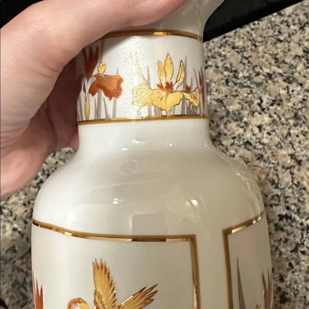 Beautiful Vintage Chokin Art 1987 White Vase in Hummingbird & Flowers Japan